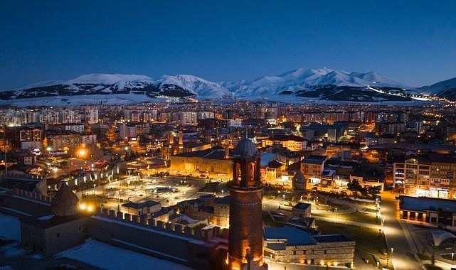 <p>25- ERZURUM</p>

<p>Erzurum, Sel&ccedil;uklular d&ouml;neminde tahıl ambarı olarak kullanılan b&ouml;lgeye verilen Erzen-Rum adından t&uuml;remiştir. Bir diğer rivayete g&ouml;re ise şehir ismi, &ldquo;Rum toprağı&rdquo; anlamındaki Ardı Rum ifadesinden zamanla Erzuruma d&ouml;n&uuml;şm&uuml;şt&uuml;r.</p>
