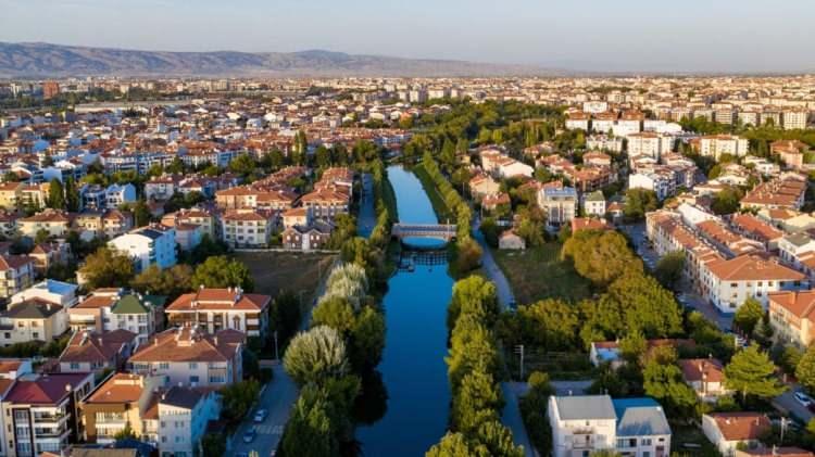 <p>26- ESKİŞEHİR</p>

<p>Eskişehir'in antik adı Doylaion olarak biliniyordu. Rivayete g&ouml;re Kılı&ccedil;arslan'ın b&ouml;lgeyi Bizanslılardan geri almasının ardından şehre &ldquo;bizim eski şehrimiz&rdquo; anlamına gelen Eskişehir adı verildi.</p>
