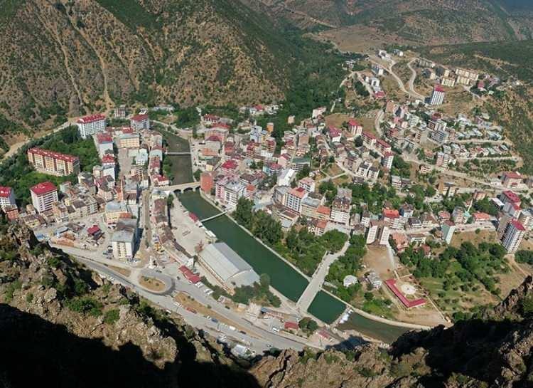 <p>29- G&Uuml;M&Uuml;ŞHANE</p>

<p>G&uuml;m&uuml;şhane'nin antik d&ouml;nemdeki adı Argiropolis olarak biliniyordu. B&ouml;lgedeki g&uuml;m&uuml;ş madenleri nedeniyle g&uuml;m&uuml;ş anlamındaki &ldquo;Argis&rdquo; kelimesi &ouml;ne &ccedil;ıktı. Osmanlı d&ouml;neminde Canca olarak anılan şehir, zamanla G&uuml;m&uuml;şhane adını aldı.</p>

