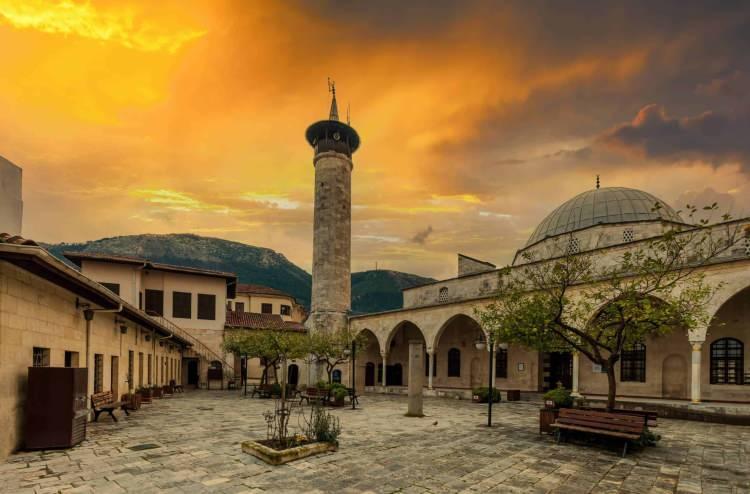 <p>31- HATAY</p>

<p>Bu şehre ismini Atat&uuml;rk vermiştir. Hatay adının, &Ccedil;in&rsquo;in kuzeyinde yaşamış Hıtaylardan geldiği belirtiliyor. Atat&uuml;rk, Hıtaylıların Antakya ve &ccedil;evresine geldiğine inanarak b&ouml;lgeye Hatay adını verdi.</p>
