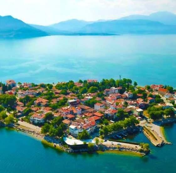 <p>32- ISPARTA</p>

<p>Isparta b&ouml;lgesinin eski adının Baris olduğu belirtiliyor. İran seferinden sonra b&ouml;lgeye yerleşen Ispartalılar nedeniyle ismin başına Yunanca &ldquo;is&rdquo; eklenerek &ldquo;İsparita&rdquo; adının ortaya &ccedil;ıktığı, zamanla İsparta ve ardından Isparta şeklinde kullanıldığı aktarılıyor.</p>
