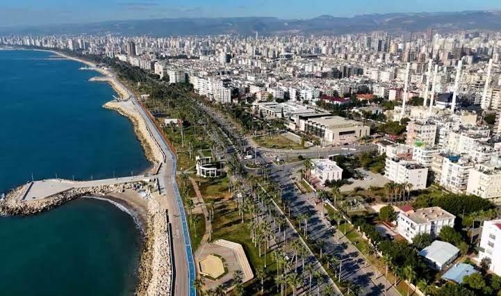 <p>33- MERSİN</p>

<p>Mersin isminin, b&ouml;lgede yaşayan Mersinli adlı T&uuml;rkmen aşiretinden geldiği belirtiliyor. Anadolu'nun farklı b&ouml;lgelerine yerleşen bu T&uuml;rk oymağının, Mersin şehrine de adını verdiği aktarılıyor.&nbsp;</p>
