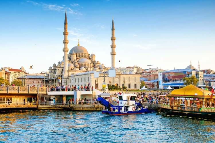 <p>34- İSTANBUL</p>

<p>İstanbul, tarih boyunca Bizantion, Konstantinopolis ve Kostantiniye gibi farklı isimlerle anıldı. Şehrin bug&uuml;nk&uuml; adının ise Yunancada &ldquo;şehre&rdquo; anlamındaki &ldquo;stin polis&rdquo; ifadesinden t&uuml;rediği belirtiliyor. T&uuml;rkler burayı alınca M&uuml;sl&uuml;man şehir anlamında "İslambol" adını verdiler fakat daha sonra İstanbul olarak değiştirildi.</p>
