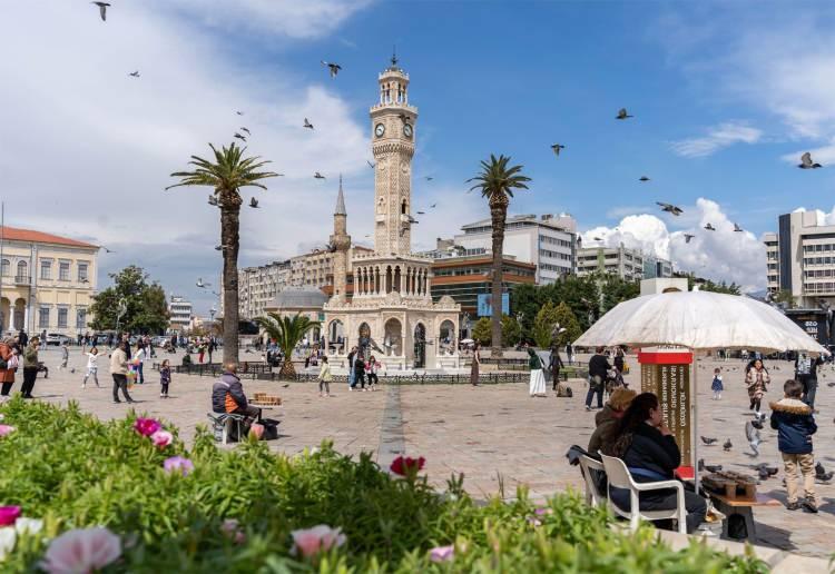 <p>35- İZMİR</p>

<p>İzmir'in eski adı Smyrna olarak biliniyor. Homeros destanlarına g&ouml;re şehrin adı, Kıbrıs Kralı Kinyrasın kızı Smyra&rsquo;dan geliyor. Zamanla Smyrna adı halk arasında İzmir şeklinde kullanılmaya başlandı.</p>
