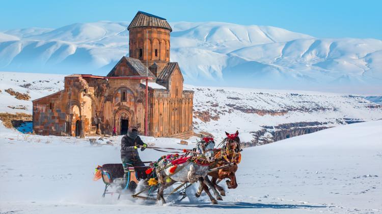 <p>36- KARS</p>

<p>Kars şehrinin adının, M&Ouml; 130-127 yıllarında b&ouml;lgeye yerleşen Karsak oymağından geldiği belirtiliyor. &ldquo;Kars&rdquo; kelimesinin ise deve veya koyun y&uuml;n&uuml;nden yapılan elbise ve şal kuşağı anlamına geldiği aktarılıyor.&nbsp;</p>
