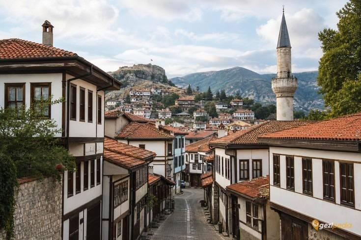 <p>37- KASTAMONU</p>

<p>Kastamonu'nun eski adı Tumana olarak biliniyordu. B&ouml;lgeye yerleşen Gas-Gas kavminin adıyla birleşerek Gastuman adını alan şehir, zamanla s&ouml;yleyiş değişikliğiyle Kastamonuya d&ouml;n&uuml;şt&uuml;.&nbsp;</p>
