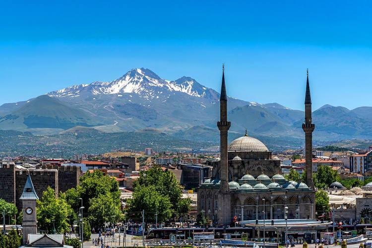 <p>38- KAYSERİ</p>

<p>Kayseri'nin eski adı Mazaka olarak biliniyordu. Romalılar d&ouml;neminde imparatorun şehri anlamındaki Caesarea adını alan şehir, zamanla Kayseri olarak anılmaya başladı.</p>
