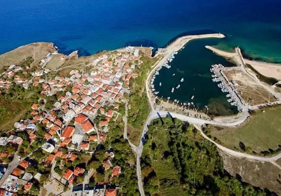 <p>39- KIRKILARELİ</p>

<p>Kırklareli'nin Bizans d&ouml;nemindeki adı, &ldquo;kırk kilise&rdquo; anlamına gelen Saranta Ekklesies olarak biliniyordu. B&ouml;lgeyi fetheden T&uuml;rk akıncılarının verdiği 40 şehidi anmak i&ccedil;in şehre Kırklareli adını verdiği aktarılıyor.&nbsp;</p>

<p>&nbsp;</p>
