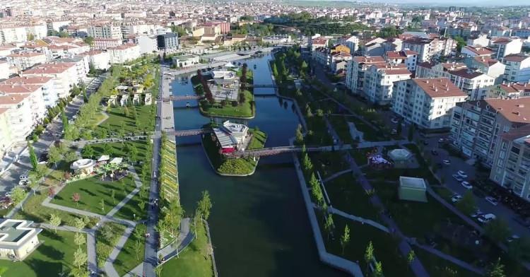 <p>40- KIRŞEHİR</p>

<p>Kırşehir'in eski adları Makissos ve Justinianopolis olarak biliniyordu. T&uuml;rklerin b&ouml;lgeye yerleşmesiyle, kırların ortasında bulunması nedeniyle &ldquo;Kır şehri&rdquo; adı verildi ve zamanla Kırşehir olarak anılmaya başladı.</p>
