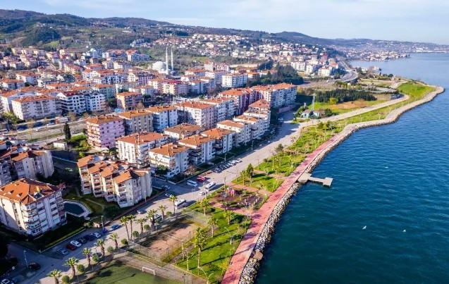 <p>41- KOCAELİ</p>

<p>Kocaeli'nin, Osman Bey d&ouml;neminde b&ouml;lgeyi fetheden Ak&ccedil;akocadan adını aldığı belirtiliyor. Şehrin isminin, fetih sonrası Ak&ccedil;akoca adına ithafen Kocaeli şeklinde kullanıldığı aktarılıyor.&nbsp;</p>
