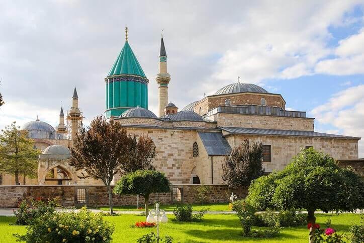<p>42- KONYA</p>

<p>Konya, tarih boyunca &ouml;nemli bir dini merkez olarak g&ouml;r&uuml;ld&uuml;. Hıristiyanlar tarafından &ldquo;İsa'nın tasviri&rdquo; anlamındaki İkonyum adı verilen şehir, Abbasiler d&ouml;neminde Kuniye, T&uuml;rklerin b&ouml;lgeye hakim olmasıyla da Konya adını aldı.&nbsp;</p>

<p>&nbsp;</p>
