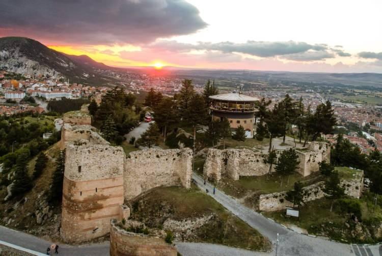 <p>43- K&Uuml;TAHYA</p>

<p>K&uuml;tahya'nın eski adı Seramorum olarak biliniyordu. Frigler d&ouml;neminde Kotiyum adı verilen şehir, zamanla farklı isimlerle anıldı ve Sel&ccedil;uklular d&ouml;neminde K&uuml;tahiye, ardından K&uuml;tahya adını aldı.</p>
