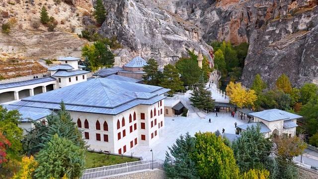 <p>44- MALATYA</p>

<p>Malatya, K&uuml;ltepe vesikalarında Melita, Hitit d&ouml;neminde ise Maldia adıyla anılıyordu. &ldquo;Maldia&rdquo;nın, bal anlamına gelen &ldquo;melid&rdquo; kelimesinden t&uuml;rediği ve zamanla halk dilinde Malatya adına d&ouml;n&uuml;şt&uuml;ğ&uuml; belirtiliyor.&nbsp;</p>
