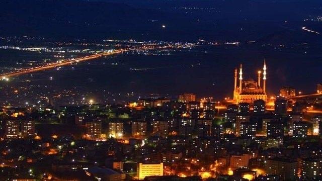 <p>46- KAHRAMANMARAŞ</p>

<p>Şehrin tarih&icirc; adı Markasi olarak bilinirken zamanla halk arasında Maraş adı yaygınlaşmıştır. Kurtuluş Savaşı sırasında işgale karşı g&ouml;sterdiği direnişle &ouml;ne &ccedil;ıkan şehir, bu m&uuml;cadelesinin ardından Kahraman unvanını almıştır.</p>

<p>&nbsp;</p>
