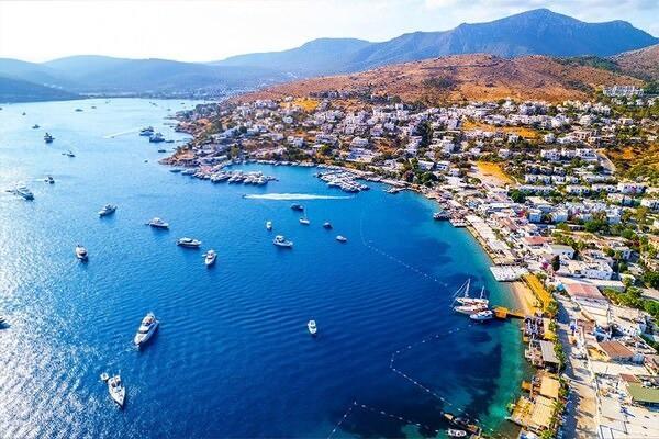 <p>48- MUĞLA</p>

<p>Muğla adının, Sel&ccedil;uklu Sultanı Kılı&ccedil;arslanın komutanlarından Muğlu Beyden geldiği rivayet edilmektedir. B&ouml;lgeyi fetheden Muğlu Bey'in adının zamanla Muğlaya d&ouml;n&uuml;şt&uuml;ğ&uuml; belirtilirken, kentin Orta &Ccedil;ağdaki adı ise Mobella olarak bilinmektedir.</p>

<p>&nbsp;</p>
