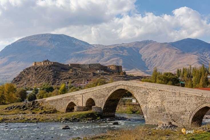 <p>49- MUŞ</p>

<p>Muş adının, Asurlulardan ka&ccedil;an İbrani kabilesinin b&ouml;lgedeki sulak ve verimli alanlara verdiği isimden geldiği rivayet edilmektedir. Bir başka inanışa g&ouml;re ise şehir, kurucusu Muşet&rsquo;in adını taşımaktadır.</p>
