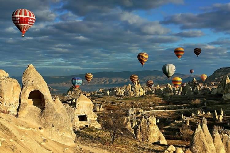 <p>50- NEVŞEHİR</p>

<p>Kent, Orta &Ccedil;ağ ve Yeni &Ccedil;ağda Seandos, Nissa ve Muşkara adlarıyla anılmıştır. Damat İbrahim Paşanın doğduğu Muşkarada yaptırdığı imar &ccedil;alışmalarıyla kent gelişmiş, ardından b&ouml;lgeye Yenişehir anlamına gelen Nevşehir adı verilmiştir.</p>
