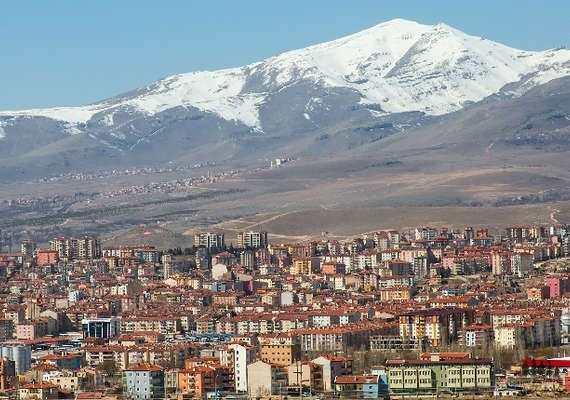 <p>51- NİĞDE</p>

<p>Niğde,&nbsp;Hititler d&ouml;neminde Nakita adıyla anılmış, İslam kaynaklarında Nekida ve Nekide olarak ge&ccedil;miştir. Zamanla Nikede şeklinde telaffuz edilen isim, Sel&ccedil;uklular d&ouml;neminde Niğde'ye d&ouml;n&uuml;şm&uuml;şt&uuml;r.</p>
