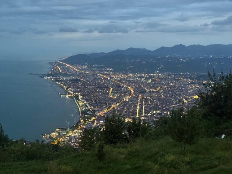 <p>52- ORDU</p>

<p>Ordu adının, h&uuml;k&uuml;mdarın veya hakanın yaşadığı şehir anlamındaki T&uuml;rk&ccedil;e &ldquo;ordu&rdquo; kelimesinden geldiği rivayet edilmektedir. Kelimenin zamanla Urdu ve Orda şeklinde kullanıldığı, &ldquo;ur&rdquo; kelimesinin ise y&uuml;ksek yer ve tepe anlamına geldiği belirtilmektedir.</p>
