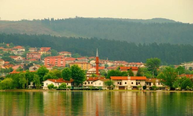 <p>54- SAKARYA</p>

<p>Şehir, adını Sakarya Nehri&rsquo;nden almaktadır. Nehrin isminin, M&Ouml; 7. y&uuml;zyılda b&ouml;lgede yaşayan Frigyalıların kutsal kabul ettiği Sangari adından geldiği rivayet edilmektedir. Zamanla Sengarios ve ardından Sakarya şeklinde değiştiği d&uuml;ş&uuml;n&uuml;lmektedir.</p>
