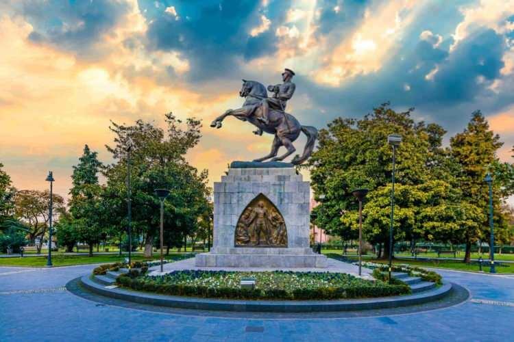 <p>55- SAMSUN</p>

<p>Palask&ccedil;a k&ouml;kenli Amisos, şehrin bilinen ilk isimlerinden biridir. T&uuml;rklerin b&ouml;lgeye gelmesiyle bu isim Samsun&rsquo;a d&ouml;n&uuml;şm&uuml;ş, aynı d&ouml;nemde Batılı kaynaklarda ise Sampson adı kullanılmıştır.&nbsp;</p>

