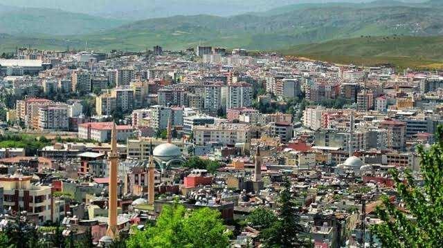 <p>56- SİİRT</p>

<p>Siirt adının Sami dillerinde &ldquo;kent&rdquo; anlamına gelen Keert s&ouml;zc&uuml;ğ&uuml;nden t&uuml;rediği d&uuml;ş&uuml;n&uuml;lmektedir. Zamanla Esart ve Sairt şeklinde kullanılan isim, g&uuml;n&uuml;m&uuml;zde Siirt olarak anılmaktadır.</p>
