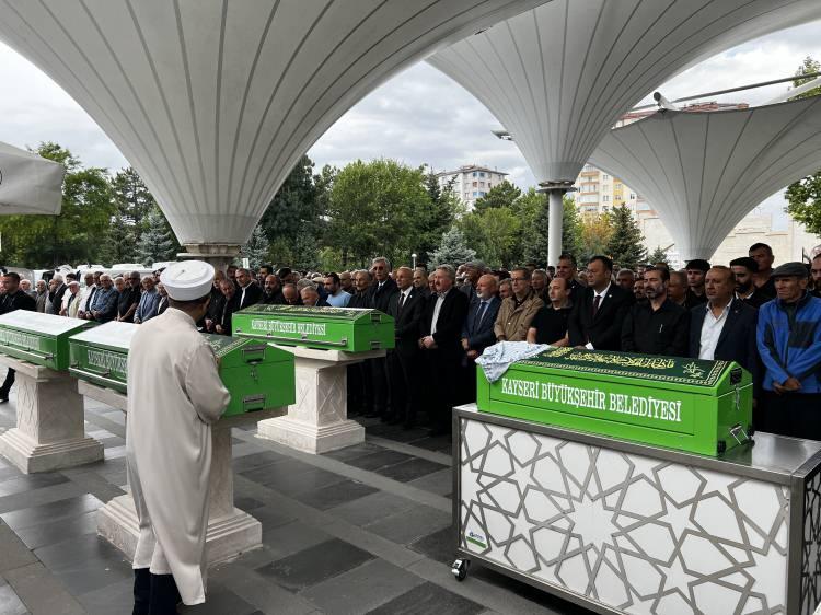 <p><span style="color:rgb(33, 37, 41)">Olay, d&uuml;n saat 15.00 sıralarında Hacılar il&ccedil;esi Yukarı Mahalle Buğra &Ccedil;ıkmaz Sokak&rsquo;ta meydana geldi. R.Ş., oğlu Kaan Şen&rsquo;i kucağına alıp kayalıklarda dolaşmaya başladı.</span></p>
