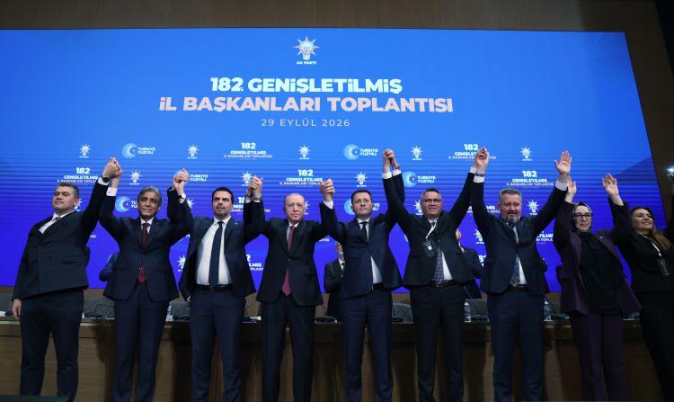 <p>&nbsp;Cumhurbaşkanı Recep Tayyip <a href="https://www.milliyet.com.tr/haberleri/erdogan" target="_blank">Erdoğan</a>, Genişletilmiş İl Başkanları Toplantısı'nda AK Parti&rsquo;ye ge&ccedil;en belediye başkanlarına rozetlerini taktı.</p>
