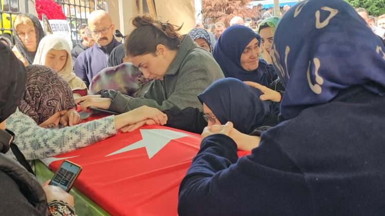 <p>&Uuml;zerine k&ouml;m&uuml;r gelen Demir, &ccedil;alışma arkadaşlarının m&uuml;dahalesiyle bulunduğu yerden &ccedil;ıkarıldı.&nbsp;</p>
