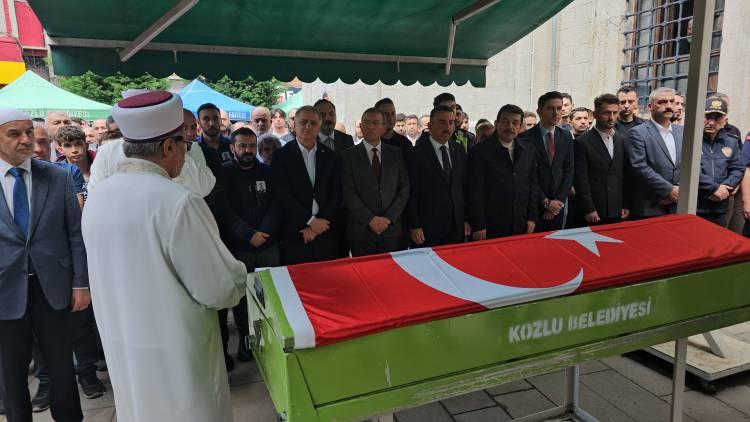 <p>Demir'in bug&uuml;n &ouml;ğle vakti Kozlu Aziziye Camisi'ndeki cenazesine Enerji ve Tabii Kaynaklar Bakan Yardımcısı Abdullah Tancan, Vali Osman Hacıbektaşoğlu, il protokol&uuml;, sivil toplum kuruluşu temsilcileri ve Demir&rsquo;in yakınları katıldı.</p>
