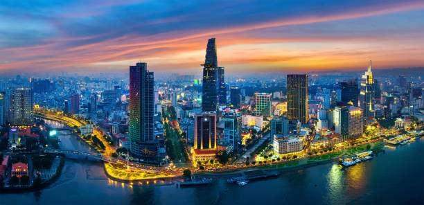 <p><em><strong>3. HO CHİ MİNH CİTY, VİETNAM</strong></em></p>

<p>&nbsp;</p>

<p><br />
<br />
Ho Chi Minh City&rsquo;nin al&ccedil;ak ve yoğun yapılaşmaya sahip b&ouml;lgeleri, iklim değişikliğiyle birlikte y&uuml;kselen deniz seviyelerinden daha fazla etkileniyor. Kentte yaşanan zemin &ccedil;&ouml;kmesi de deniz seviyesindeki y&uuml;kselişle birleşerek su baskını riskini artırıyor.</p>
