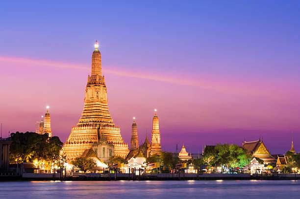 <p><em><strong>5. BANGKOK, TAYLAND</strong></em></p>

<p>&nbsp;</p>

<p>Deniz seviyesinden yaklaşık 1,5 metre y&uuml;ksekte bulunan Bangkok, al&ccedil;ak konumu nedeniyle taşkınlara karşı olduk&ccedil;a hassas şehir olarak kabul ediliyor. Zeminin bazı b&ouml;lgelerde &ccedil;&ouml;kmesi, y&uuml;kselen deniz seviyesi ve aşırı yağışlar birleştiğinde kentteki su baskını riski daha da b&uuml;y&uuml;yor.</p>

