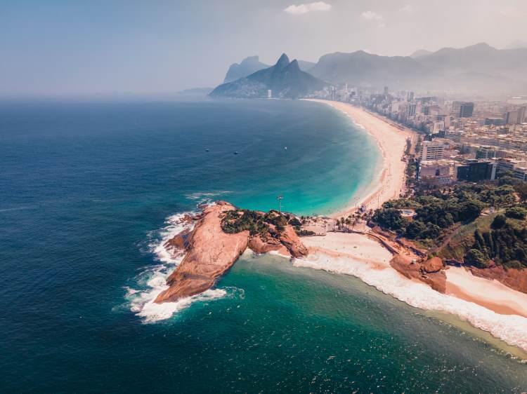 <p><em><strong>6. RİO DE JANERİO</strong></em></p>

<p>&nbsp;</p>

<p><br />
Rio de Janeiro&rsquo;nun &ouml;zellikle kıyıya yakın kesimleri, y&uuml;kselen deniz seviyeleri nedeniyle iklim değişikliğinin etkilerine a&ccedil;ık durumda g&ouml;r&uuml;l&uuml;yor. K&uuml;resel sıcaklık artışının deniz seviyelerini y&uuml;kseltmesi, kentte kıyı taşkınlarının daha sık g&ouml;r&uuml;lmesine neden olabilir. 2050&rsquo;ye kadar deniz seviyesinde yaklaşık 21 santimetrelik artış &ouml;ng&ouml;r&uuml;lmesi de riski ortaya koyuyor.</p>
