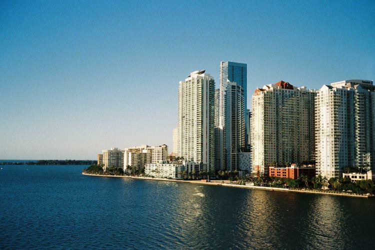 <p>9. MİAMİ, ABD</p>

<p>&nbsp;</p>

<p>Miami, al&ccedil;ak kıyı b&ouml;lgeleri nedeniyle deniz seviyesindeki y&uuml;kselişe karşı en hassas Amerikan kentlerinden biri. İklim değişikliğinin neden olduğu deniz seviyesi artışı, kıyı taşkınlarının daha sık yaşanmasına ve tuzlu suyun karaya ilerlemesine yol a&ccedil;abilir.</p>
