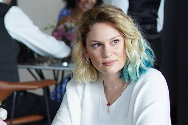 <p><strong>'&Ouml;yle Bir Ge&ccedil;er Zaman Ki' dizisindeki başarılı oyunculuğu ile dikkatleri &uuml;zerine &ccedil;eken &uuml;nl&uuml; oyuncu Farah Zeynep Abdullah, yeni filminin galasında anne ve babasına olan benzerliği ile g&uuml;ndem oldu.</strong></p>
