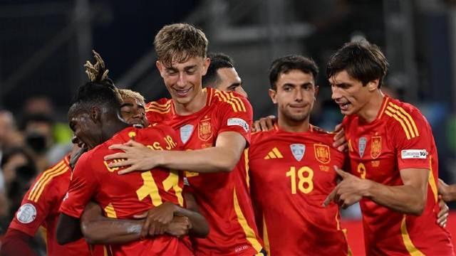 <p>FIFA'nın internet sitesinde yayımlanan Ekim ayı sıralamasında, 2024 Avrupa şampiyonluğunun ardından 2026 D&uuml;nya Kupası'nı da kazanan 2.011 puanlı İspanya birinci sırada yer aldı.</p>
