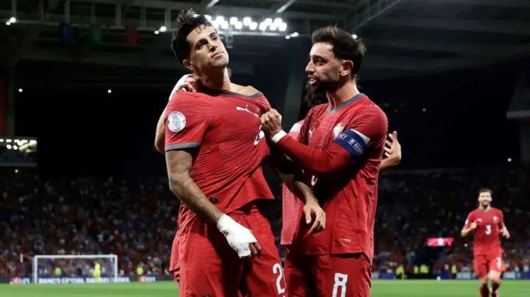 <p>FIFA sıralamasında en dikkat &ccedil;eken detaylardan biri de Portekiz'in Ronaldo ile Jesus arasında yaşanan krize rağmen aldığı başarılı sonu&ccedil;lar ile sıralamada iki basamak y&uuml;kselmesi oldu.</p>
