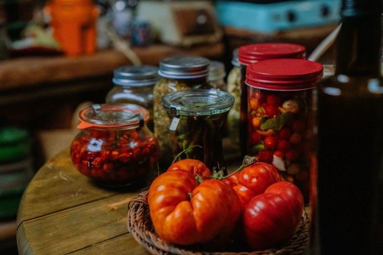 <p class="MsoNormal">Bakterinin pH 4,6'nın &uuml;zerindeki ortamlarda ve oksijen bulunmayan şartlarda gelişebildiğini aktaran Mortaş, <strong><em>"Yani aslında konserve tam bu bakterinin gelişimi i&ccedil;in uygun bir ortam olmuş oluyor. Biz konserve hazırlarken yeterli sıcaklık uyguladığımızı d&uuml;ş&uuml;n&uuml;yoruz, kaynatıyoruz ama burada vejetatif bakterileri yok ederken sporları da yok etmemiş oluyoruz. Aslında bu riski biz gıdaya aktarmış oluyoruz" </em></strong>diye konuştu.<o:p></o:p></p>
