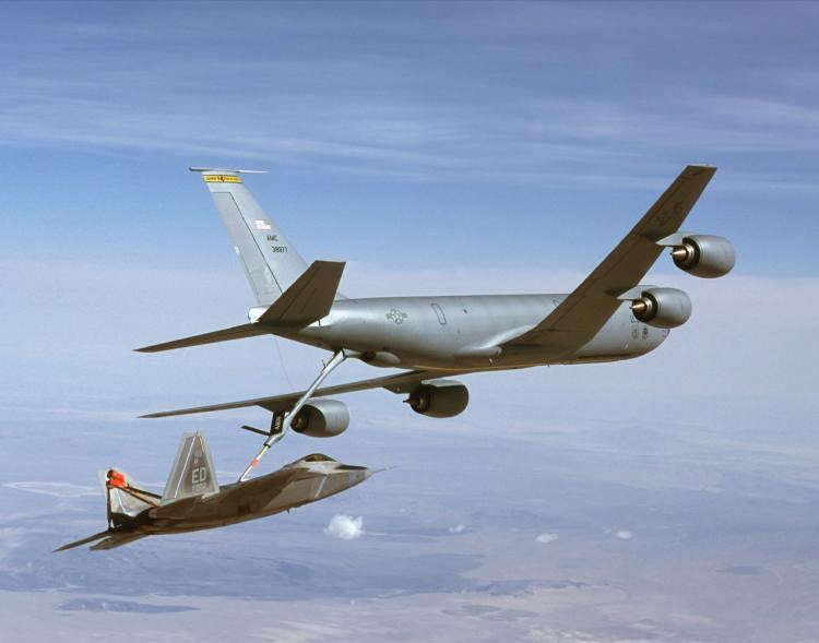 <p><strong><span style="color:#B22222">KC-135 STRATOTANKER&nbsp;</span> |&nbsp; 7 ADET</strong></p>
