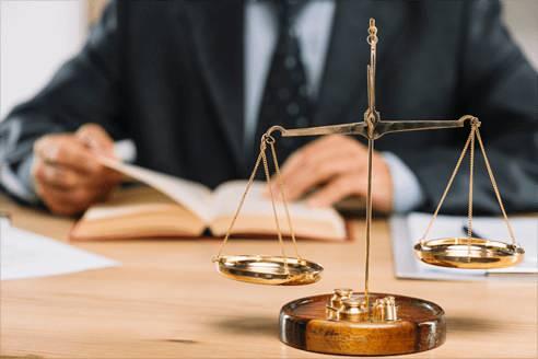 <p>Davacının savunmalarında yalan s&ouml;ylediği, işverenin g&uuml;venini k&ouml;t&uuml;ye kullanması sebebi ile iş akdinin haklı olarak fesih edildiğinin belirtildiği anlaşılmıştır&rsquo;&rsquo; ifadelerine yer verildiğini hatırlattı.</p>

<p>İş Mahkemesi; davacının işverene yalan beyanda bulunarak izin aldığını kabul ettiği ve iş yeri dışında kız arkadaşı ile buluştuğunu itiraf ettiğine dikkat &ccedil;ekti.</p>

<p>Davacının işverenine yalan beyanda bulunarak izin istemesi eyleminin aralarındaki g&uuml;ven ilişkisini zedelediği, işverenin bu şekilde &ccedil;alışmaya zorlanamayacağı en azından iş akdinin ge&ccedil;erli sebeple fesih edildiği kabul&uuml; ile davanın reddine karar verdi.</p>
