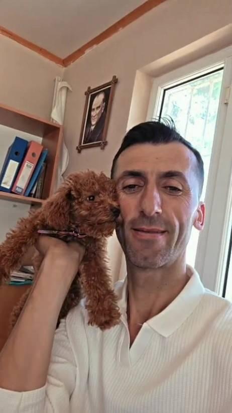 <p><span style="color:#A52A2A"><strong>RUTİN KONNTROLLERDE ORTAYA &Ccedil;IKTI&nbsp;</strong></span></p>

<p>&nbsp;</p>

<p>Ancak Toy Poodle (Kaniş) cinsi k&ouml;peğin &ccedil;ipinin bulunmadığı anlaşılınca G&uuml;rlevik Karamel adını verdiği k&ouml;peği sahiplendi.&nbsp;</p>
