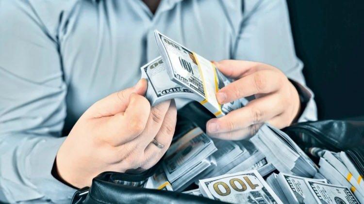 <p><strong>İşte d&uuml;nyanın en &ccedil;ok konuşulan boşanmalarından birinin perde arkası ve dudak u&ccedil;uklatan servet paylaşımının detayları...</strong></p>
