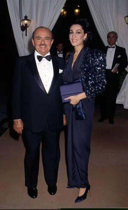 <p><span style="color:#B22222"><strong>10. Adnan Khashoggi & Soraya Khashoggi (1980) - </strong></span></p>

<p><strong>874 MİLYON DOLAR</strong></p>
