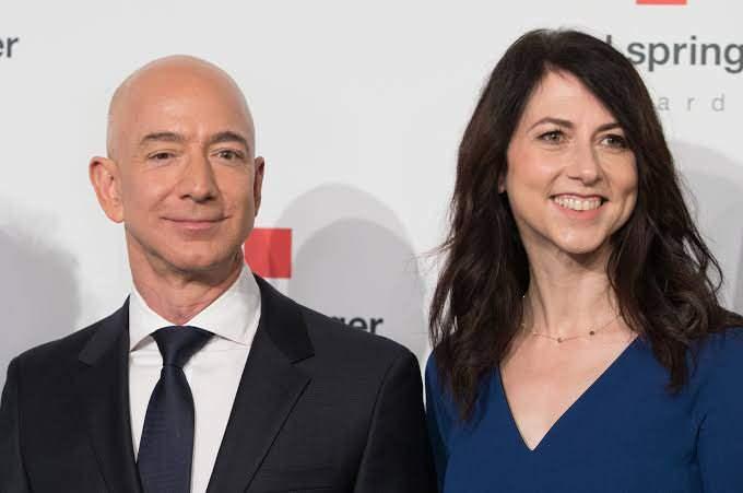 <p><span style="color:#B22222"><strong>2. Jeff Bezos & MacKenzie Scott (2019) - </strong></span></p>

<p><strong>38 MİLYAR DOLAR</strong></p>

<p>&nbsp;</p>
