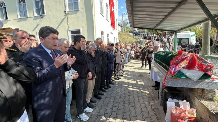<p>Cenazeye Milli Eğitim Bakan Yardımcısı Celile Eren &Ouml;kten, Bartın Valisi Nurta&ccedil; Arslan, AK Parti Bartın Milletvekili Yusuf Ziya Aldatmaz, Yeni Parti İstanbul Milletvekili Suat &Ouml;z&ccedil;ağdaş,&nbsp;</p>
