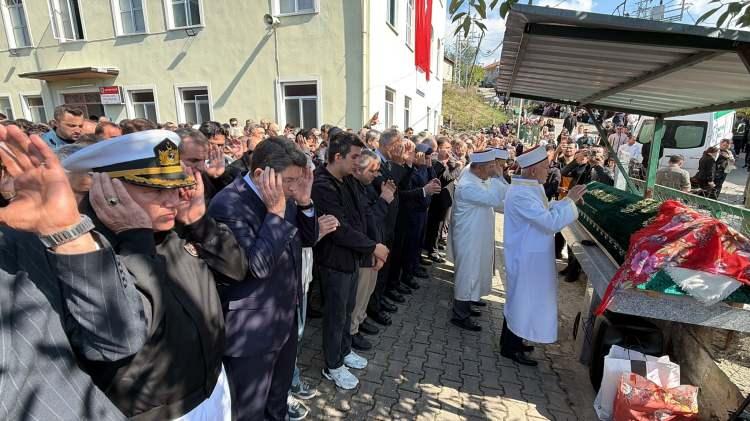 <p>Yeni Parti &Ccedil;anakkale Milletvekili İsmet G&uuml;neşhan, eski Adalet Bakanı Yılmaz Tun&ccedil;, aile yakınları ve vatandaşlar katıldı.&nbsp; &Ouml;ğle namazının ardından kılınan cenaze namazı sonrası Eslem Sare Bulut, g&ouml;zyaşları arasında son yolculuğuna uğurlandı.</p>
