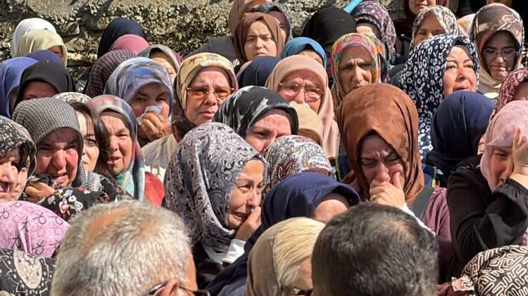 <p>K&ouml;ydeki cami &ouml;n&uuml;nde Kur&rsquo;an-ı Kerim okunurken baba Feyzullah ve anne Şeyma Bulut g&uuml;&ccedil;l&uuml;kle ayakta durabildi.&nbsp;</p>
