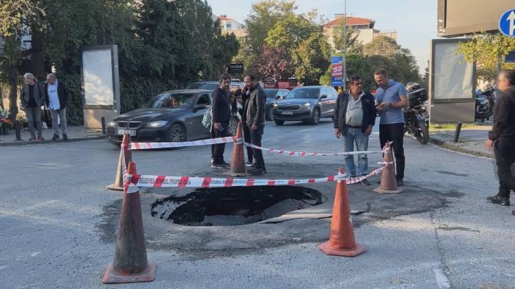 <p>İddiaya g&ouml;re, yaklaşık 1 ay &ouml;nce de &ccedil;&ouml;kmenin meydana geldiği noktada yapılan tamirat &ccedil;alışmasına rağmen bug&uuml;n yeniden &ccedil;&ouml;kme meydana geldi. Bu sırada sokaktan herhangi bir aracın ge&ccedil;memesi olası bir kazayı &ouml;nledi.&nbsp;</p>
