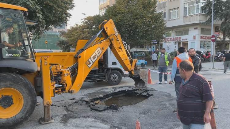 <p>&Ccedil;evredekilerin ihbarı &uuml;zerine olay yerine polis ve belediye ekipleri sevk edildi. Polis &ccedil;&ouml;kmenin meydana geldiği noktayı şeritle kapatırken, belediye ekipleri &ccedil;&ouml;ken yolu onarmak i&ccedil;in &ccedil;alışma başlattı.</p>
