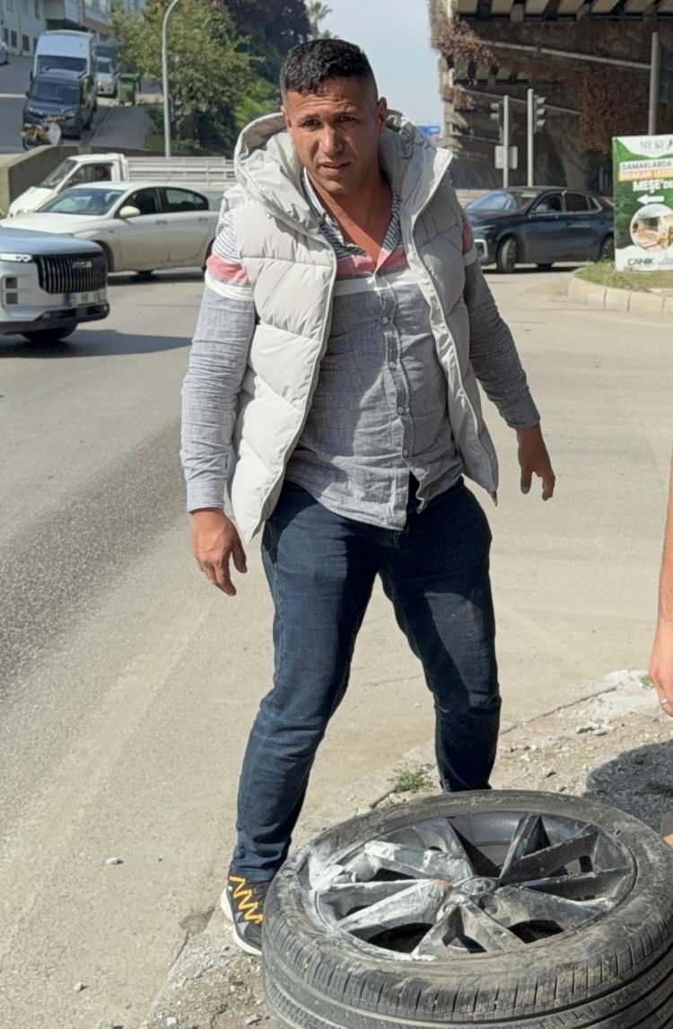 <p>&Ccedil;arpmanın şiddetiyle savrulan otomobil takla atarak yoldan &ccedil;ıktı ve ref&uuml;jde ters d&ouml;nd&uuml;.</p>
